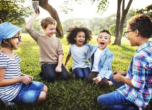 Kinderen buiten in de natuur