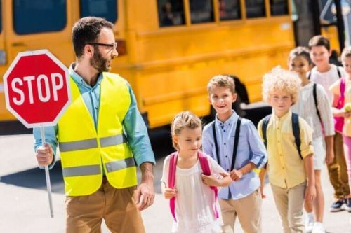 Een docent met kinderen