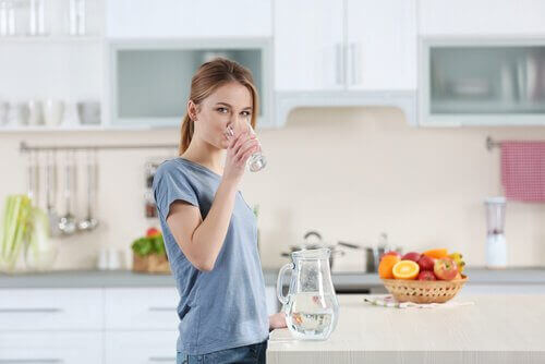Vrouw drinkt veel water