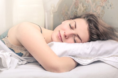 Vrouw slaapt voldoende