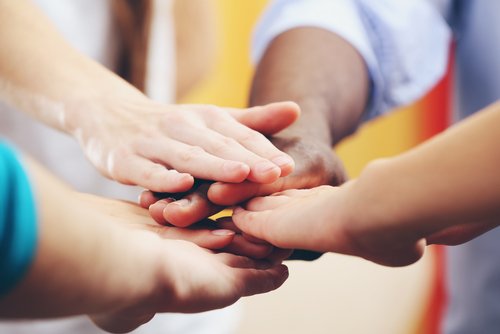 Handen van kinderen die zich samenvoegen