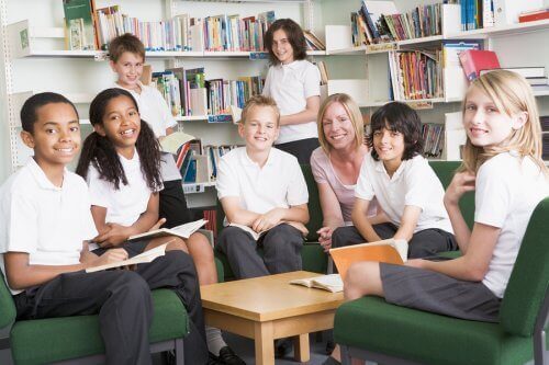 Kinderen in dezelfde schooluniformen