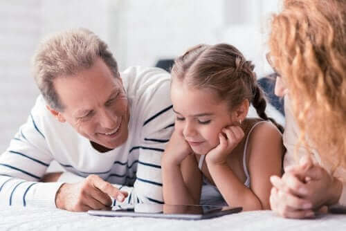Ouders en dochter op een tablet