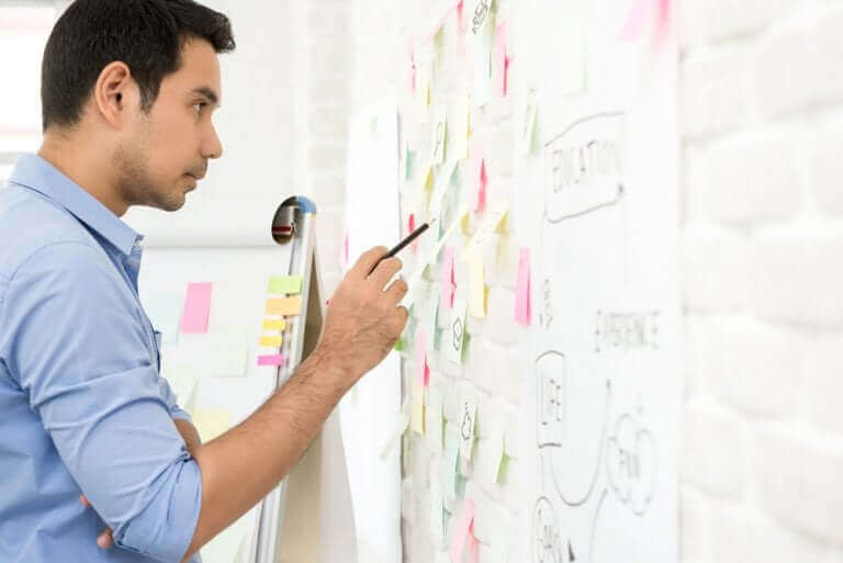 Man is aan het studeren