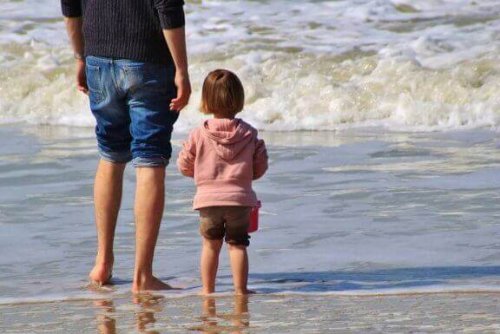 Vader met kind op het strand