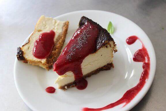 Bord met aardbeien cheesecake