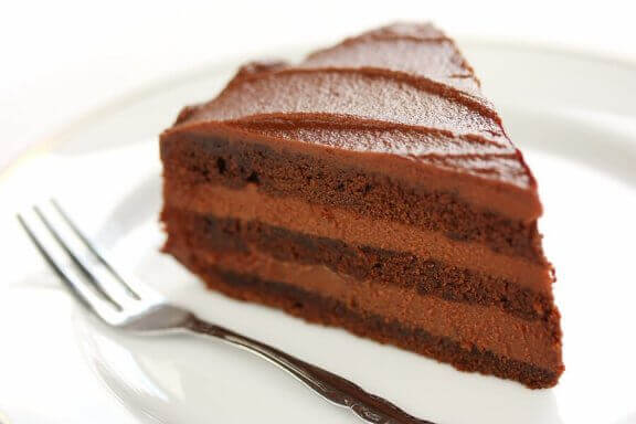 Bord met een stuk chocolade cake