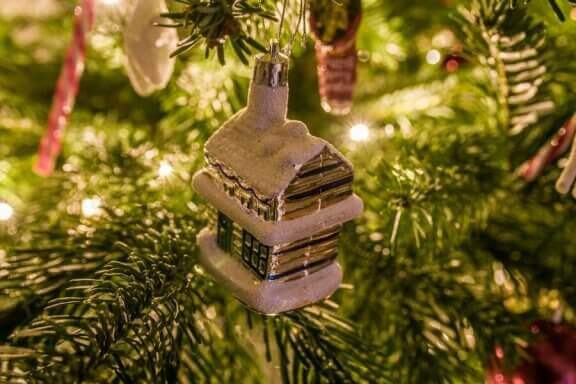 Kersthuisje in een kerstboom