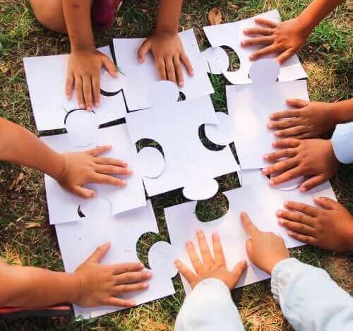 Kinderen maken een samen een puzzel