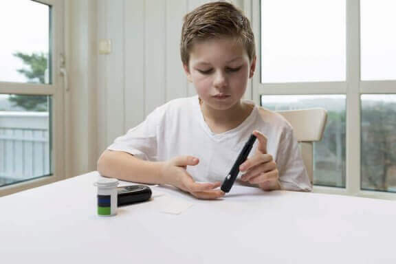 Jongen doet zelf een bloed controle