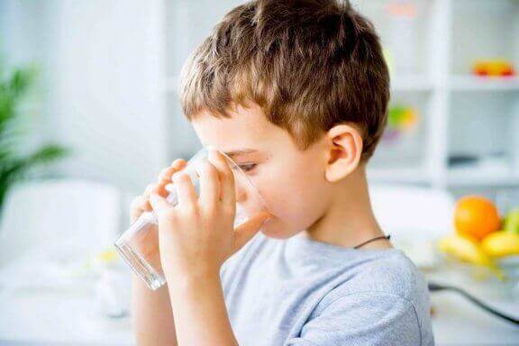 Jongen met een glas sap