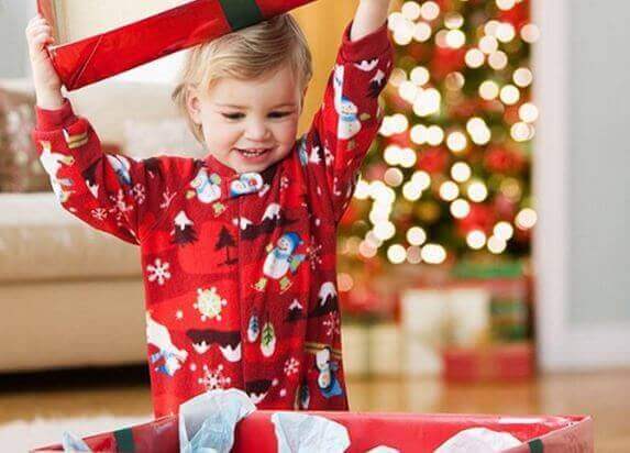 Kind krijgt een cadeau voor kerst