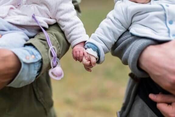 Kleine kindjes houden elkaars hand vast
