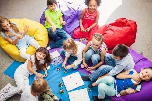 Kinderen hebben samen plezier met coöperatieve spellen voor kinderen