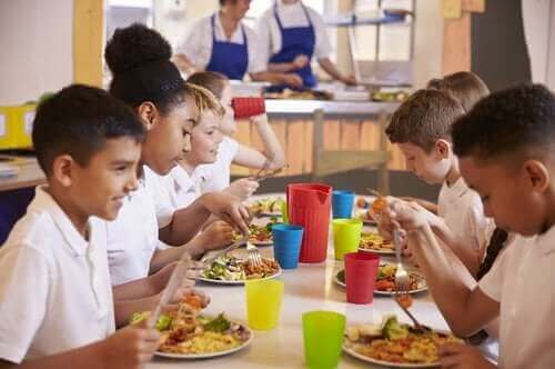 Kinderen zitten in de schoolkantine te eten