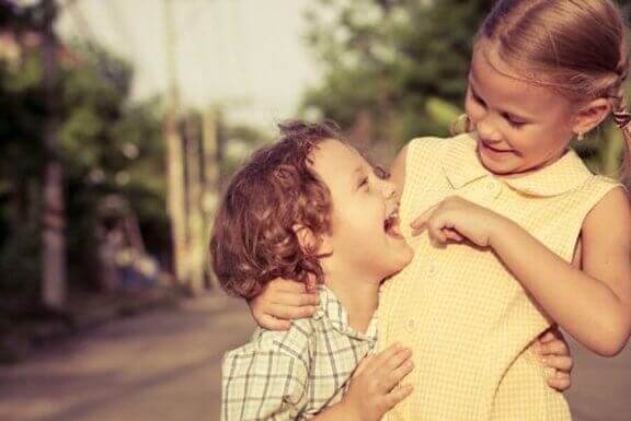 Broer en zus lachen samen