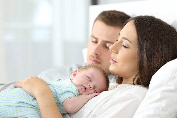Ouders en hun baby slapen