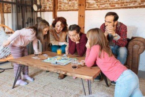 Familie speelt een bordspel