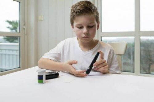 Jongen met jeudgdiabetes