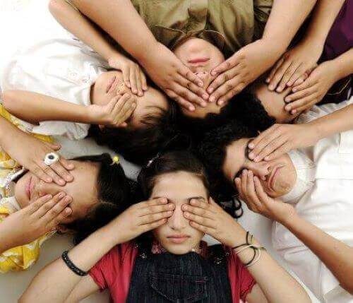 Kinderen bedekken hun ogen