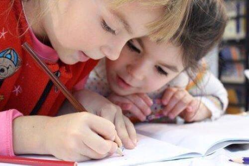 Kinderen oefenen hun handschrift