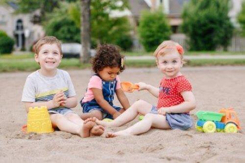 Kinderen spelen samen op het strand