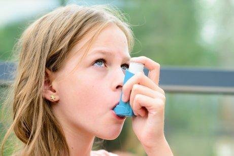 Meisje met inhaler