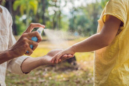 Spray tegen insecten op het lichaam spuiten