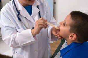 Wanneer amandelen bij kinderen te verwijderen
