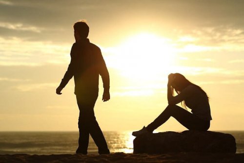 Vrouw met verdriet bij ondergaande zon