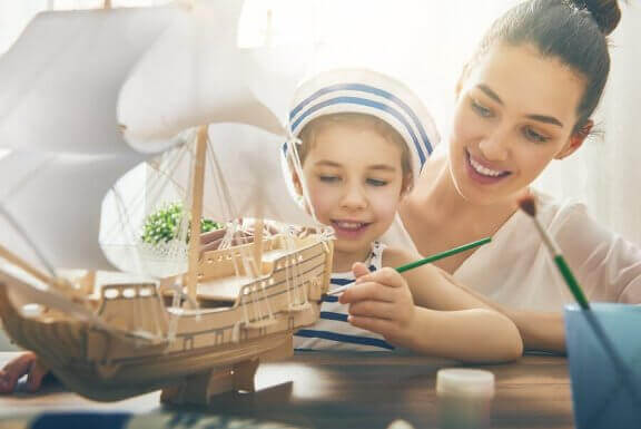 Moeder en kind maken een boot