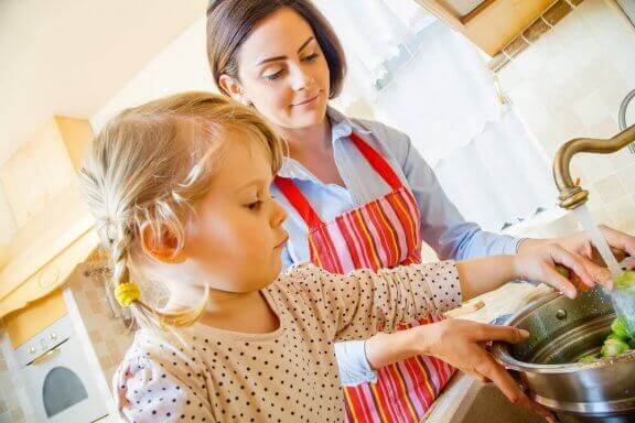 Kinderen tijdens het koken vermaken