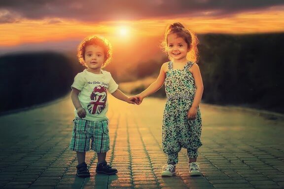 Een jongen en een meisje hand in hand