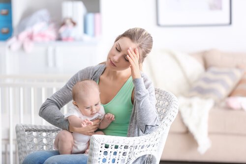 Moeder met baby op schoot