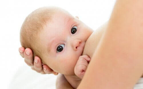 Baby krijgt borstvoeding