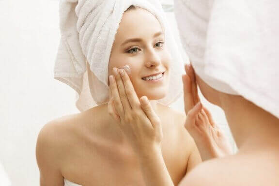 Het gezicht hydrateren met lotion