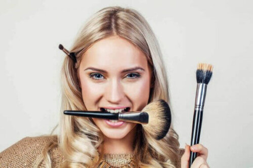 Vrouw met make-up borstels