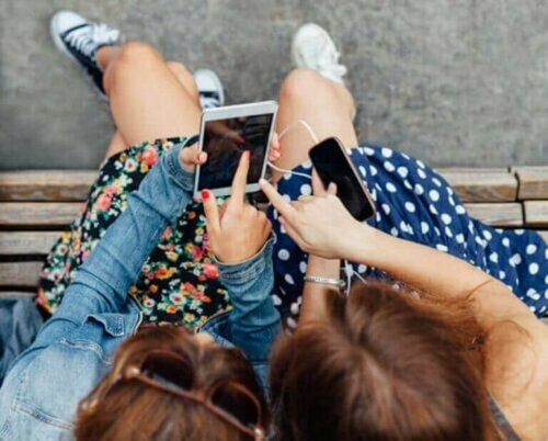 Tieners en hun telefoons