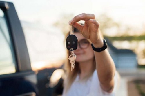 Vrouw met autosleutel