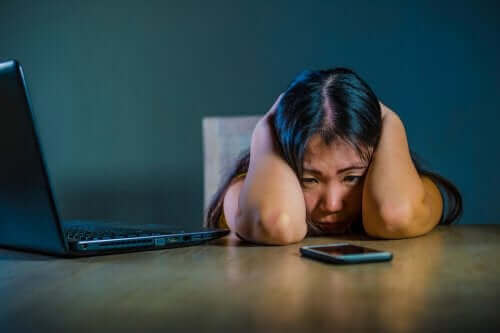 Bang meisje met laptop en mobiel