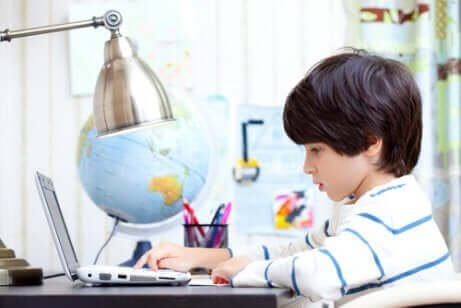 Jongen via online bronnen aan het leren