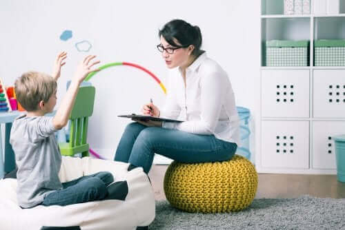 Jongen bij een kinderpsycholoog