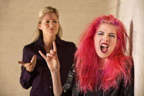 Tiener met roze haar komt in opstand