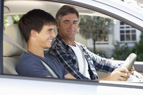 Vader leert zoon autorijden