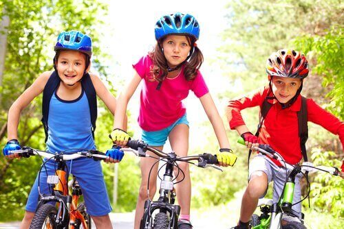 Kinderen actief aan het fietsen in plaats van een sedentaire levensstijl