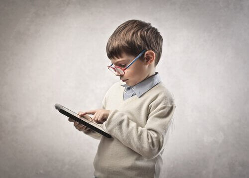 Kind leert met tablet