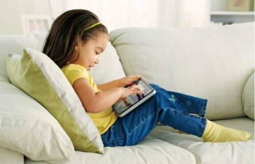 Meisje zittend op bank met tablet