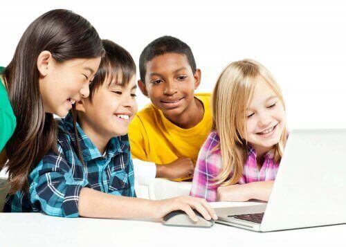Leerlingen rond een laptop