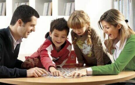 Memory spelen met het gezin