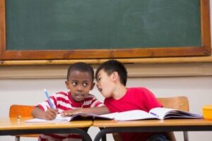 Wat te doen met kinderen die in de klas te veel praten